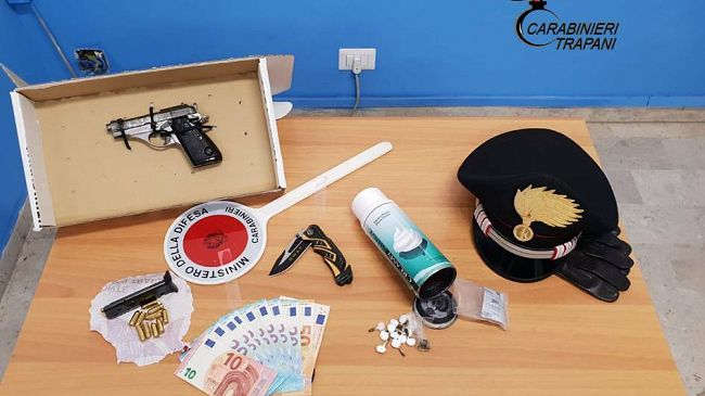 A casa con una pistola e della droga. Arrestato dai Carabinieri