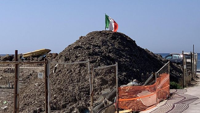 Porto di Marinella...dove c'e' uno strappo non si e' mai messa una pezza