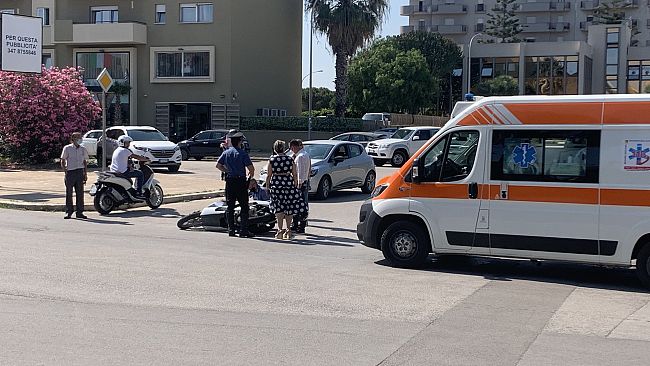 Trapani, scontro tra auto e scooter: un ferito