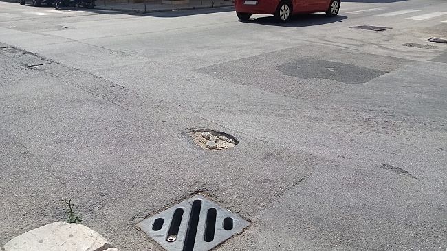 ​Trapani, profonda buca all'incrocio delle vie Scudaniglio e Passo Enea