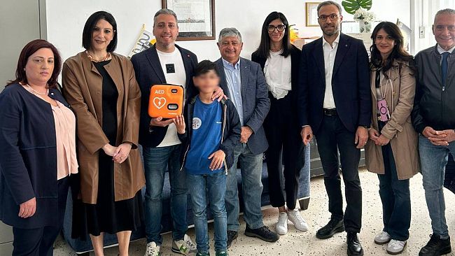 alcamo-la-famiglia-pirrone-dona-un-defibrillatore-allistituto-bagolino