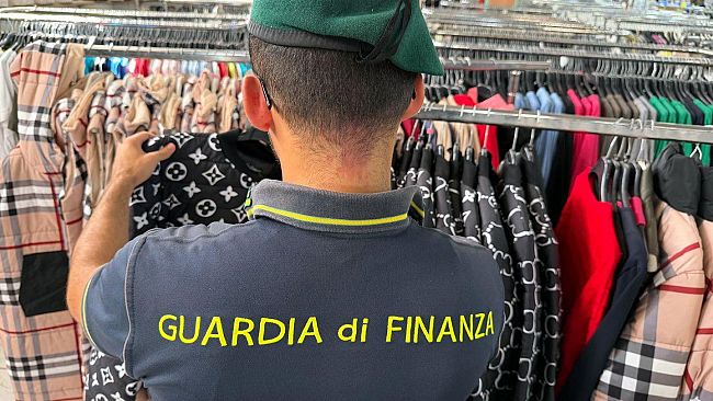 sequestrati-4400-capi-di-abbigliamento-contraffatti-denunciato-grossista-nel-catanese
