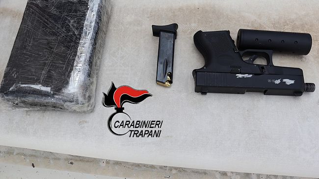 Trapani, due arresti per detenzione di stupefacenti e armi 