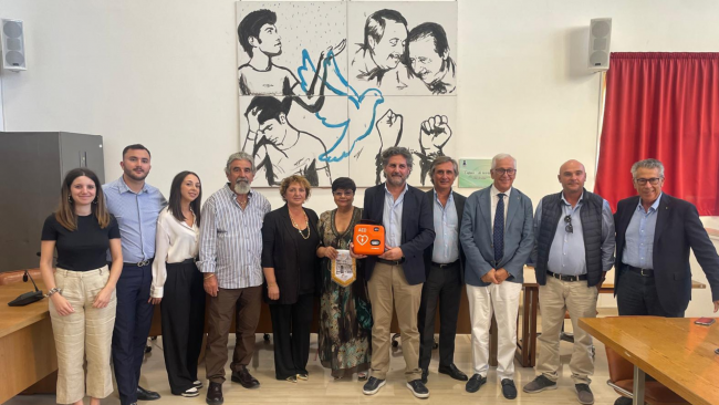 Petrosino, la famiglia De Vita dona un defibrillatore al Comune 