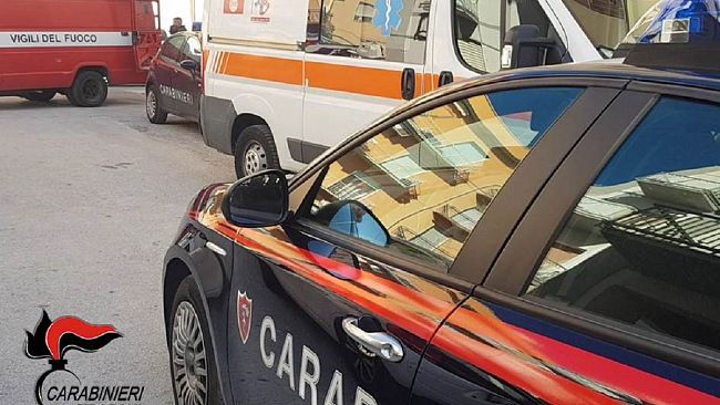 Agitato e nudo sul balcone minaccia il suicidio. Salvo grazie ai Carabinieri