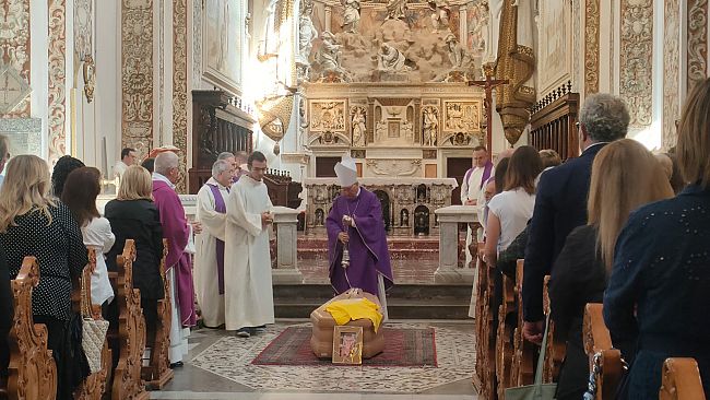 mazara-chiesa-gremita-per-i-funerali-di-maria-cristina-gallo-la-professoressa-coraggio