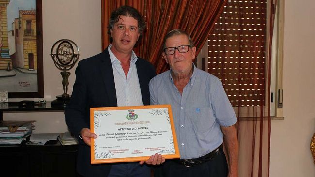 Il sindaco Castiglione consegna riconoscimento al pasticcere Pino Firreri che compie 50 anni di attività