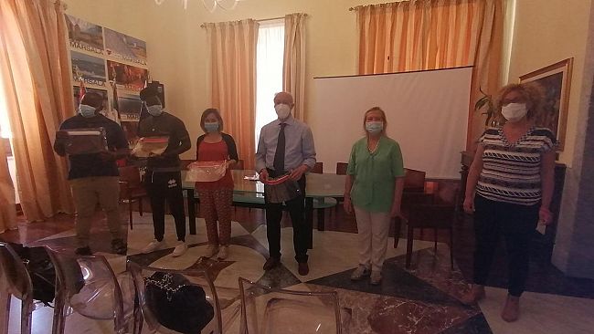 Marsala, i giovani del Siproimi regalano al sindaco Di Girolamo le visiere anti Covid-19
