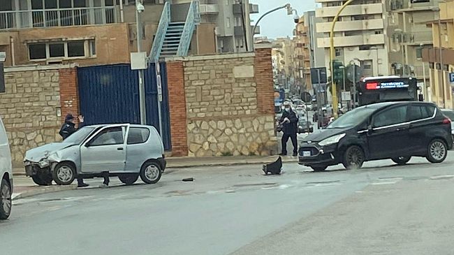 Erice, incidente nei pressi dello stadio: auto finisce sul marciapiede