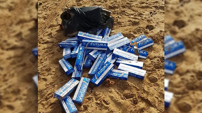 Sigarette di contrabbando sulla spiaggia di Tre Fontana