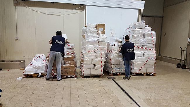 Mazara, la Capitaneria sequestra oltre 4mila kg di pesce scaduto