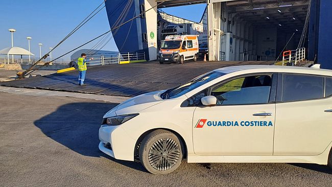 Trapani, la Guardia Costiera soccorre una passeggera per parto prematuro a bordo