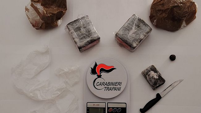 Era ai domiciliari ma è stato trovato con un chilo di hashish in casa: in manette un  60enne