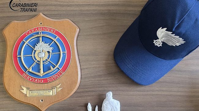 Pantelleria, sbarca dal traghetto con la cocaina nei pantaloni e in auto: 38enne arrestato dai Carabinieri 