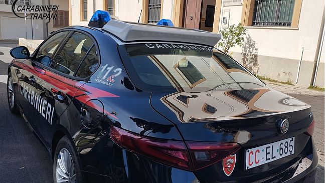 Continue estorsioni a mano armata in un negozio, arrestati due alcamesi