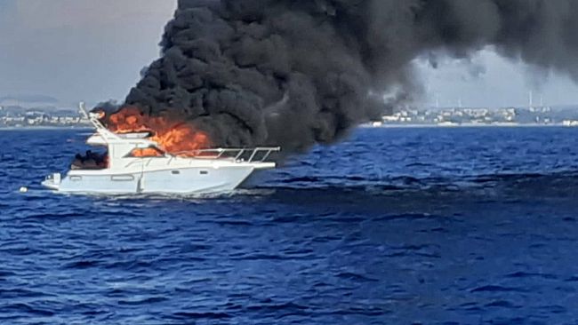 Trapani, barca in fiamme: salvate 13 persone