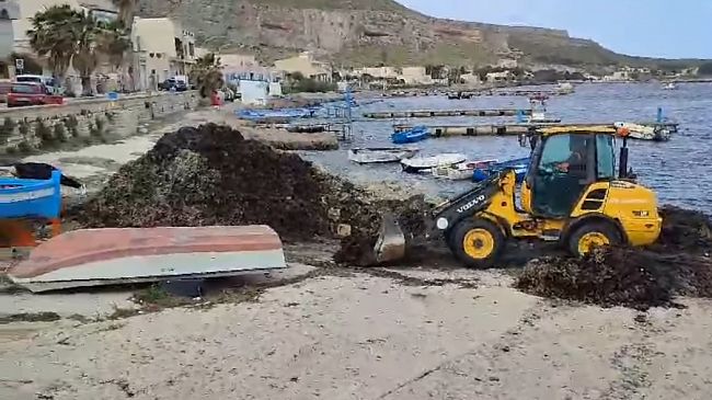 Valderice, iniziate le operazioni di ripristino dello scalo di alaggio, presso il porticciolo di Bonagia