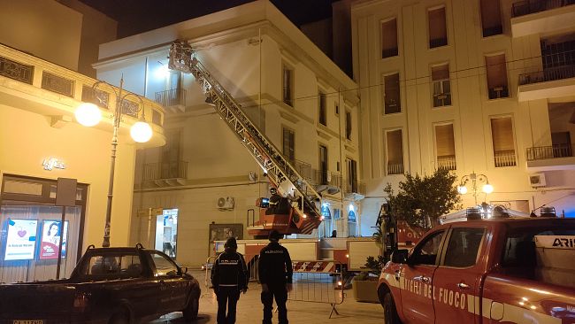 Mazara, crollano pezzi di intonaco da un edificio in piano centro. Paura fra i passanti 