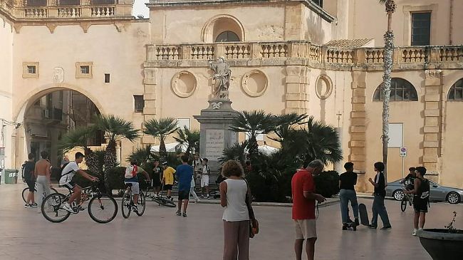 Monopattini, skateboard e pallonate… Piazza della Repubblica fuori controllo