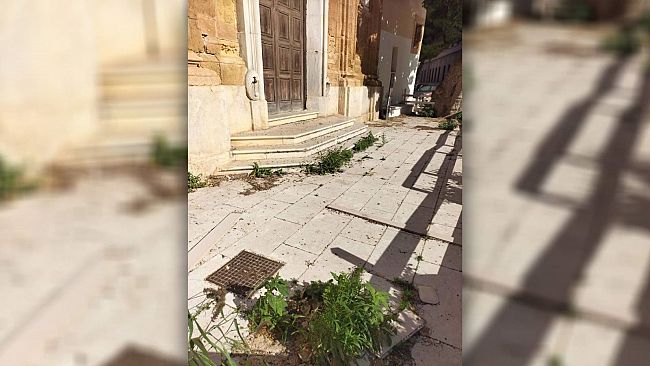 Mazara, Alta selvaggia vegetazione e degrado in piazza Santa Veneranda 