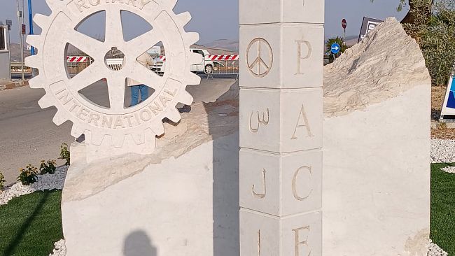​Una Stele per la Pace: Il Rotary di Castelvetrano Promuove un Simbolo di Fratellanza e Dialogo