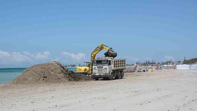 Proseguono i lavori di pulizia della spiaggia di tonnarella