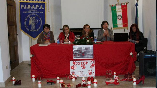 Scarpette rosse e candele accese per dire “No” alla violenza sulle donne
