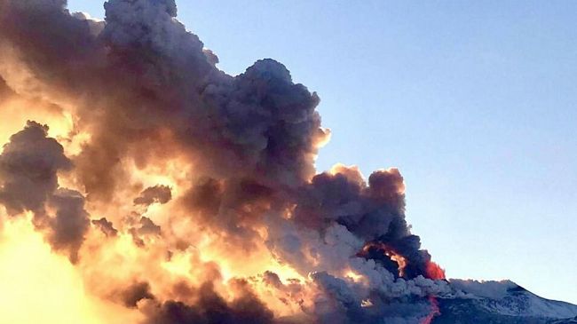 VIDEO-Eruzione dell’Etna con un’alta colonna di fumo. Chiuso l’aeroporto
