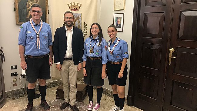Alcamo: il sindaco Domenico Surdi ha incontrato  la giovane scout alcamese, Vincenza Lipari, che parteciperà all’evento mondiale jamboree