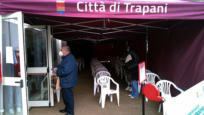Trapani, posizionati otto gazebi presso il centro vaccinale di via Salemi
