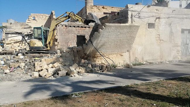 Marsala, rudere in Largo Capizzo. In corso i lavori di demolizione. Il sindaco Di Girolamo: “più decoro in quell’area portuale”