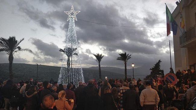 Custonaci, l’amministrazione e i bambini accendono l’albero di Natale e danno il via a tutte le manifestazioni in programma