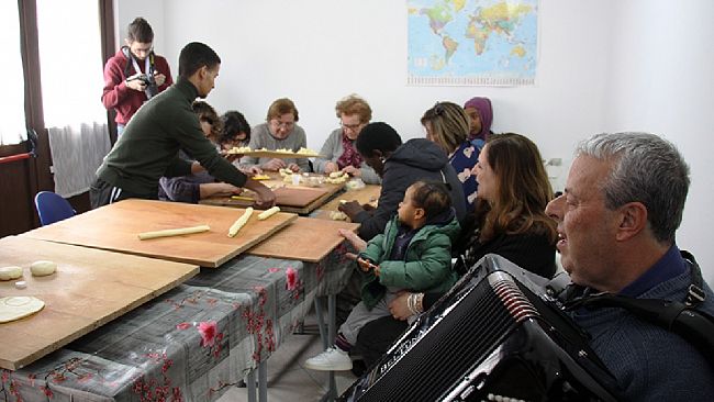 Badia Grande, a Vita i migranti imparano l’arte dei pani di San Giuseppe