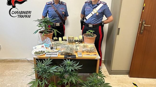 Accoltella un uomo per un parcheggio, in casa gli trovano marijuana: arrestato dai Carabinieri 