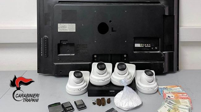 Erice. Appartamento popolare occupato abusivamente e bunkerizzato. 2 gli arresti