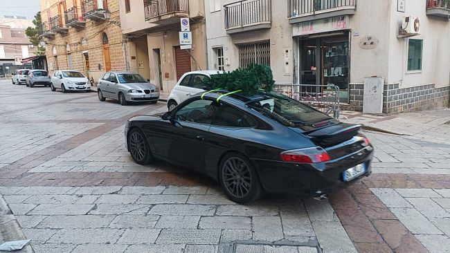 Porsche con albero di natale in giro per la città