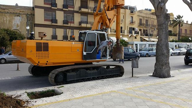 Lavori per la sostituzione dei ceppi essiccati nel Lungomare Mazzini