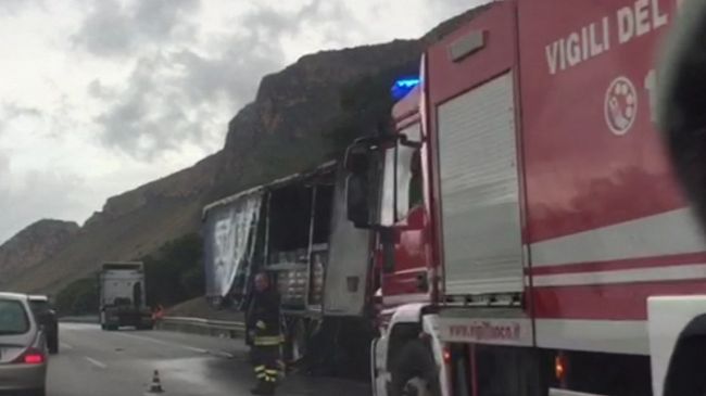 A29 incendio ad autocarro. Traffico bloccato per due ore