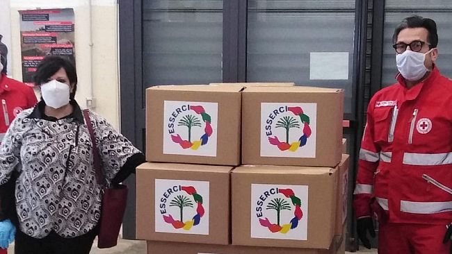 L’associazione Esserci dona centinaia di colombe pasquali alla Croce Rossa per i bisognosi