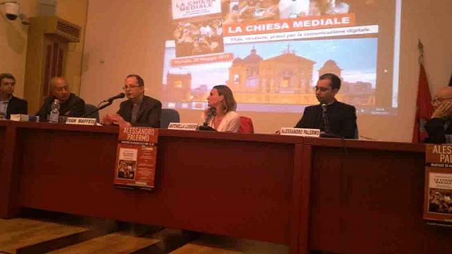Marsala, grande partecipazione alla presentazione del libro di Don Alessandro Palermo: “La Chiesa Mediale”
