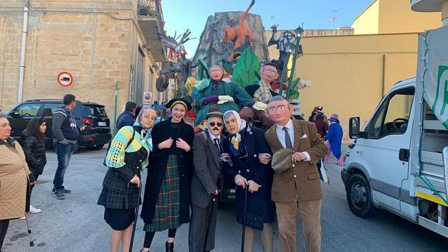 Tra coriandoli e tradizioni. A Valderice sfila il carro dei “Nanni”