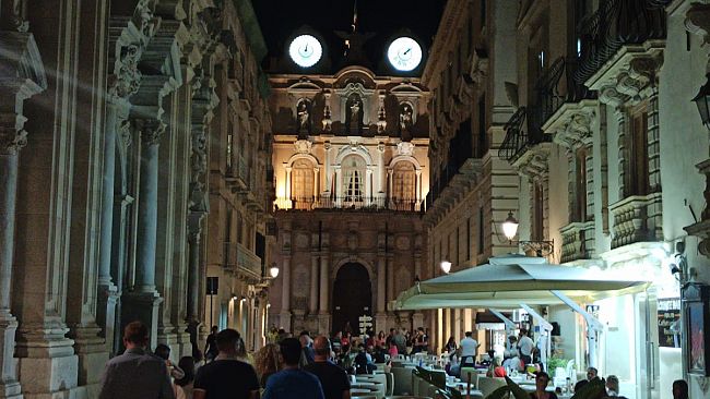 Trapani, violenta rissa in centro storico: accoltellamento con feriti
