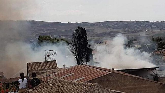 Custonaci, in fiamme una falegnameria