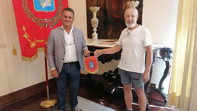Marsala, ricevuto a Palazzo Municipale Elio Brupamento, L’alpino di Udine che sta percorrendo l’Italia a piedi