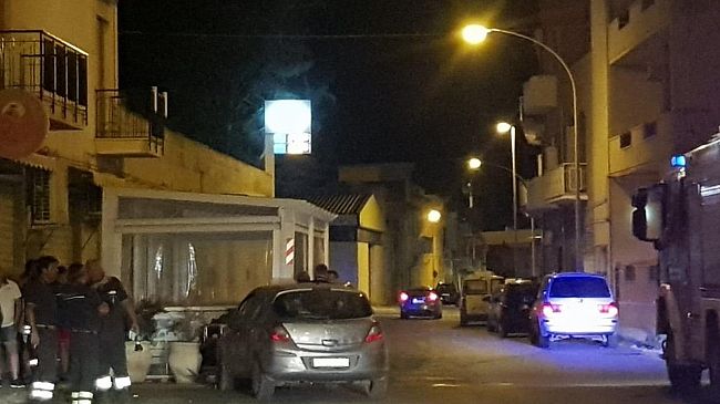 Mazara, auto si schianta contro gazebo davanti ad un bar di via Vecellio. Un ferito.