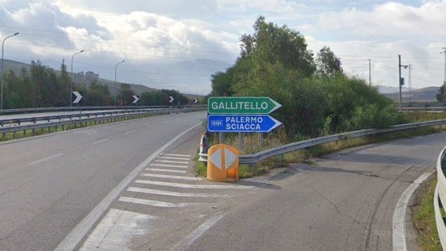 Autocarro si ribalta e finisce fuori strada sulla A29. Chiuso momentaneamente lo svincolo per Gallitello