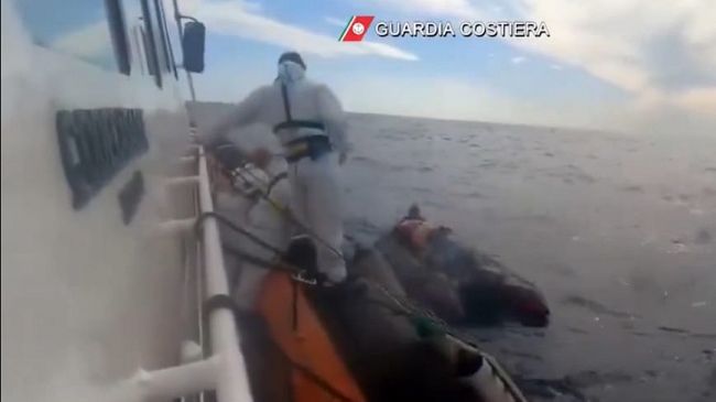 Pantelleria, famiglia salvata dalla Guardia Costiera: eroico intervento in mare mosso