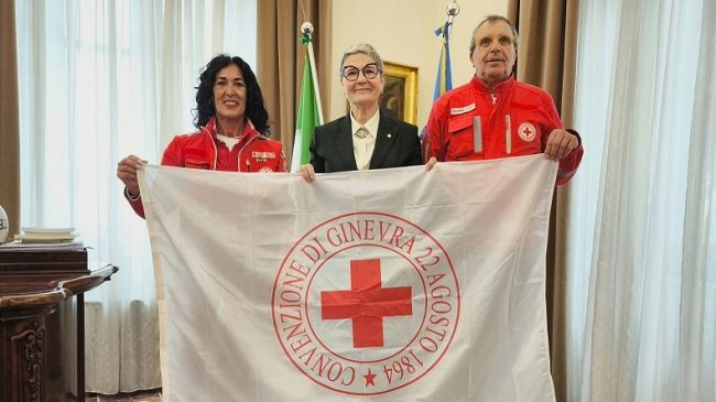 trapani-bandiera-della-croce-rossa-in-prefettura