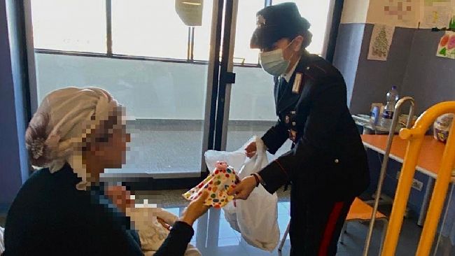 Carabinieri consegnano doni ai bambini del reparto pediatria del P. Borsellino