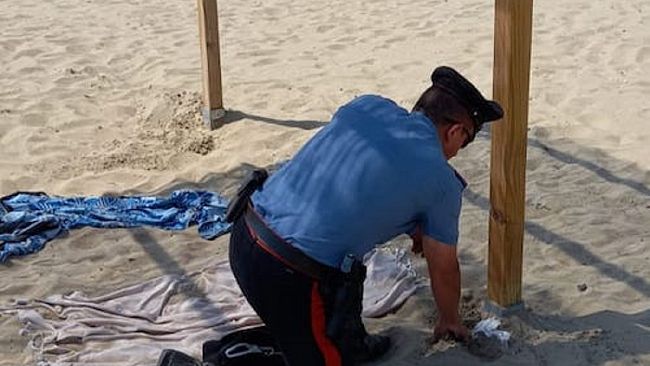Volontari puliscono la spiaggia di Sciacca e trovano panetti di hashish